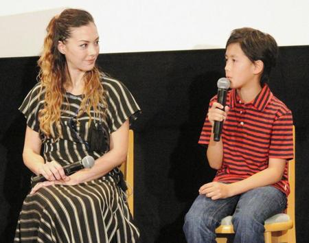 映画「怪物はささやく」の公開記念イベントに出席した土屋アンナ（左）と長男の澄海くん