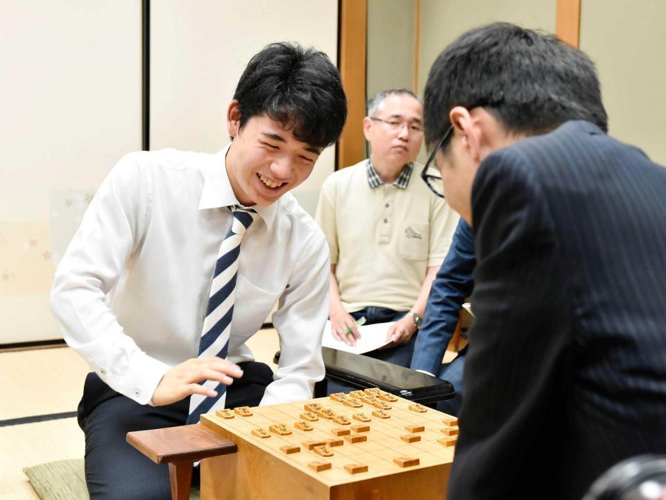 　歴代単独３位の２３連勝を達成し、笑顔で対局を振り返る藤井聡太四段＝大阪市の関西将棋会館