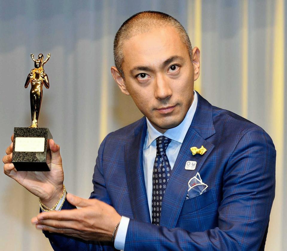 　ベスト・ファーザー「イエローリボン賞」を受賞した市川海老蔵＝都内