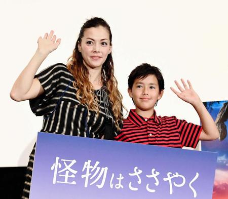 　長男の澄海（すかい）君（右）とイベントに登場した土屋アンナ＝都内