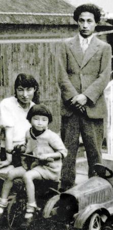 　１９３８年頃の黒柳徹子（中央）と母・朝さん（左）、父・守綱さん
