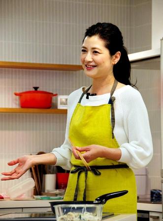 　女子高生の娘の制服を着られるようになったと喜ぶ伊藤かずえ＝東京・外苑前アイランドスタジオ