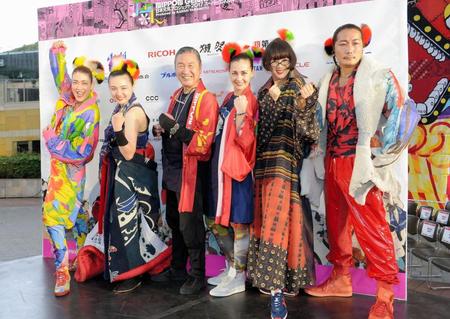 イベント後、笑顔でガッツポーズを決める（左から）ＬｉＬｉＣｏ、鈴木瑛美子、山本寛斎、土屋アンナ、秀香、Ｃａｎｄｌｅ　ＪＵＮＥ＝東京・六本木ヒルズアリーナ（撮影・開出牧）