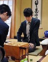 第３期叡王戦段位別予選の対局を行う藤井聡太四段（右）＝東京・将棋会館