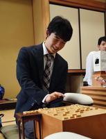 快勝でデビュー２４連勝を飾り、笑顔を見せる藤井聡太四段＝東京・将棋会館