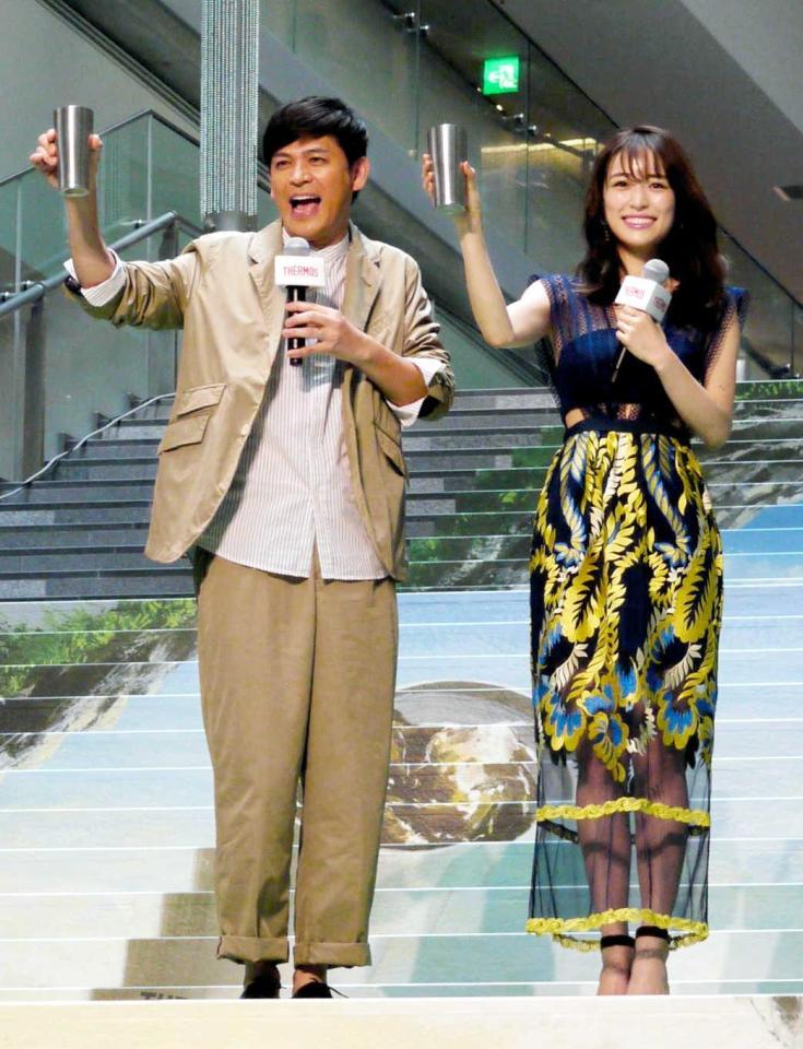 　岡田圭右（左）と泉里香＝都内