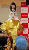 ２０００万円相当の黄金象にまたがった新井美羽ちゃん＝東京・日本橋タカシマヤ