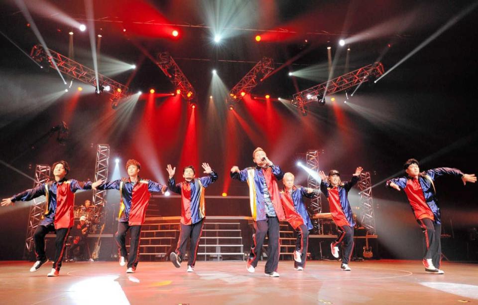 　デビュー２０周年記念ライブを行ったＤＡ　ＰＵＭＰの（左から）ＤＡＩＣＨＩ、ＴＯＭＯ、Ｕ-ＹＨＥＡ、ＩＳＳＡ、ＫＩＭＩ、ＹＯＲＩ、ＫＥＮＺＯ＝千葉県浦安市