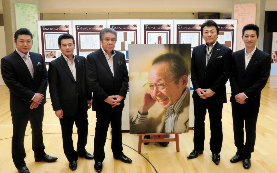 　師匠の遺影を前に思い出を語る（左から）村木弾、天草二郎、鳥羽一郎、静太郎、走裕介＝栃木県日光市の船村徹記念館