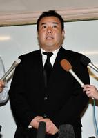 神妙な面持ちで会見を行ったインパルスの堤下＝吉本興業東京本部（撮影・出月俊成）