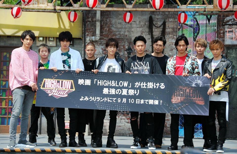 夏祭りをアピールした岩田剛典（前列左から３人目）＝東京・よみうりランド