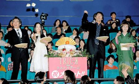 「トリック」舞台あいさつで出演者と客席に餅を投げ入れる野際陽子さん（右）＝１４年１月１１日