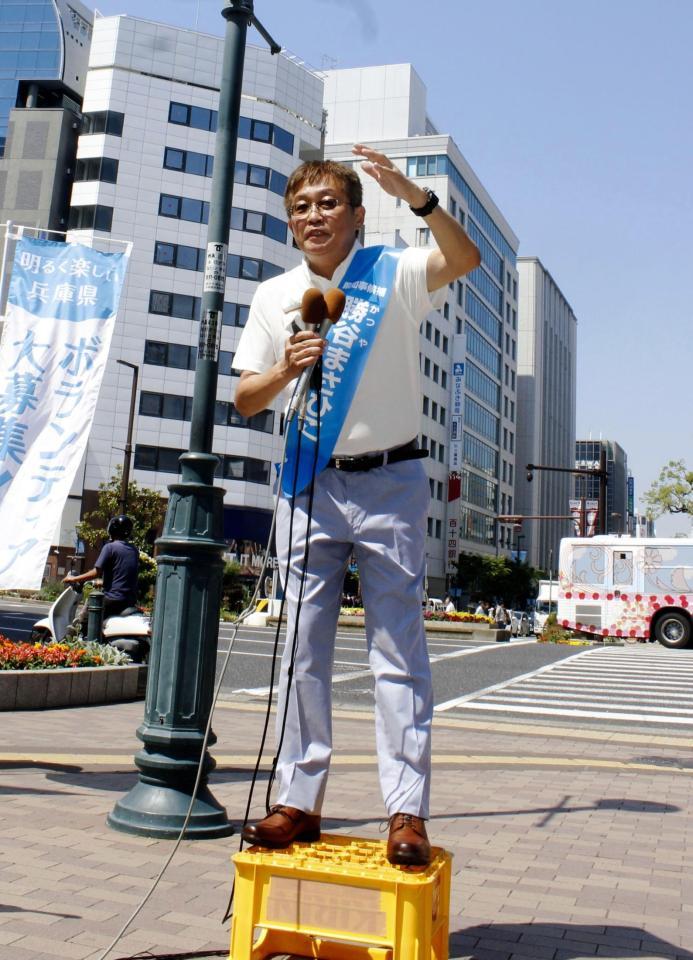 兵庫県知事選に立候補し、演説を行った勝谷誠彦氏＝神戸・三宮