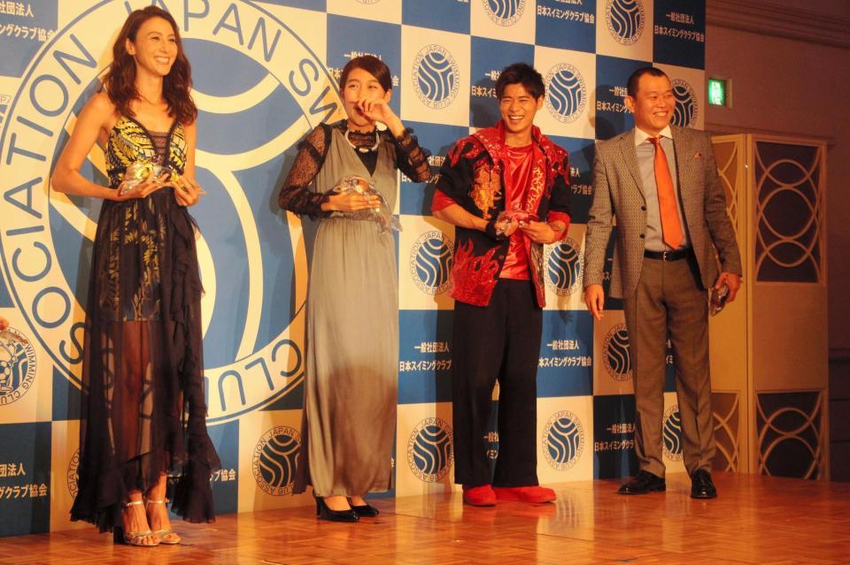 「ベストスイマー２０１７」表彰式に出席した（左から）道端カレン、横澤夏子、辻本達郎、千原せいじ