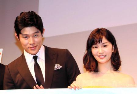 　舞台あいさつに登場した鈴木亮平（左）と石橋杏奈＝時事通信ホール