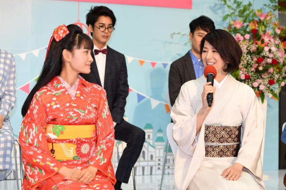 葵わかな（左）に鈴木京香はヒロインのエールを贈る＝ＮＨＫ大阪放送局（撮影・山口登）