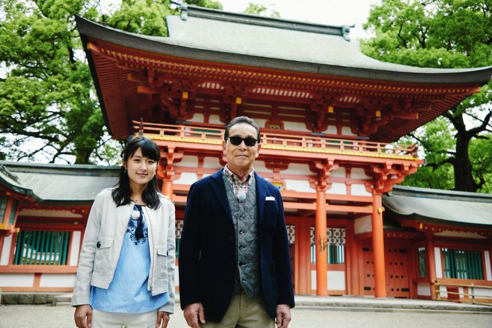 番組でさいたま市の氷川神社を訪れたタモリ（右）と近江友里恵アナウンサー
