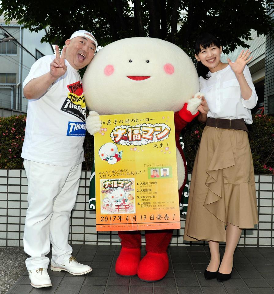 　デイリースポーツを訪れ、笑顔でポーズをきめる（左から）カール北川、大福マン、沙羅