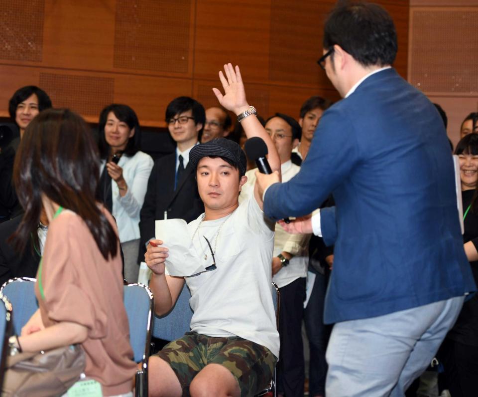 　濱田岳（中央）は記者発表で記者に混じり挙手をし質問する＝ＮＨＫ大阪放送局（撮影・山口登）