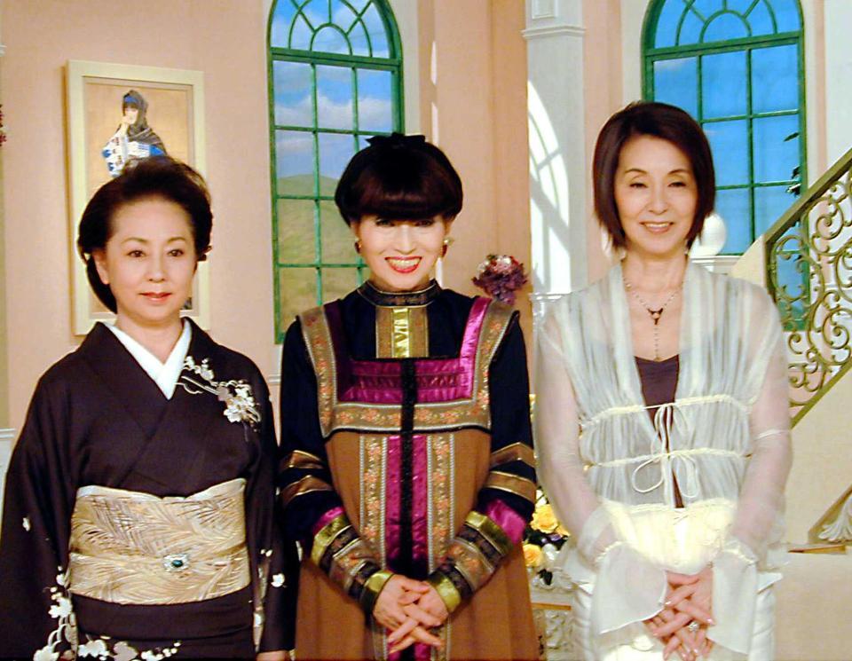　「徹子の部屋」にゲスト出演した野際陽子さん（中央は黒柳徹子、左は山本陽子）＝０６年１月２４日