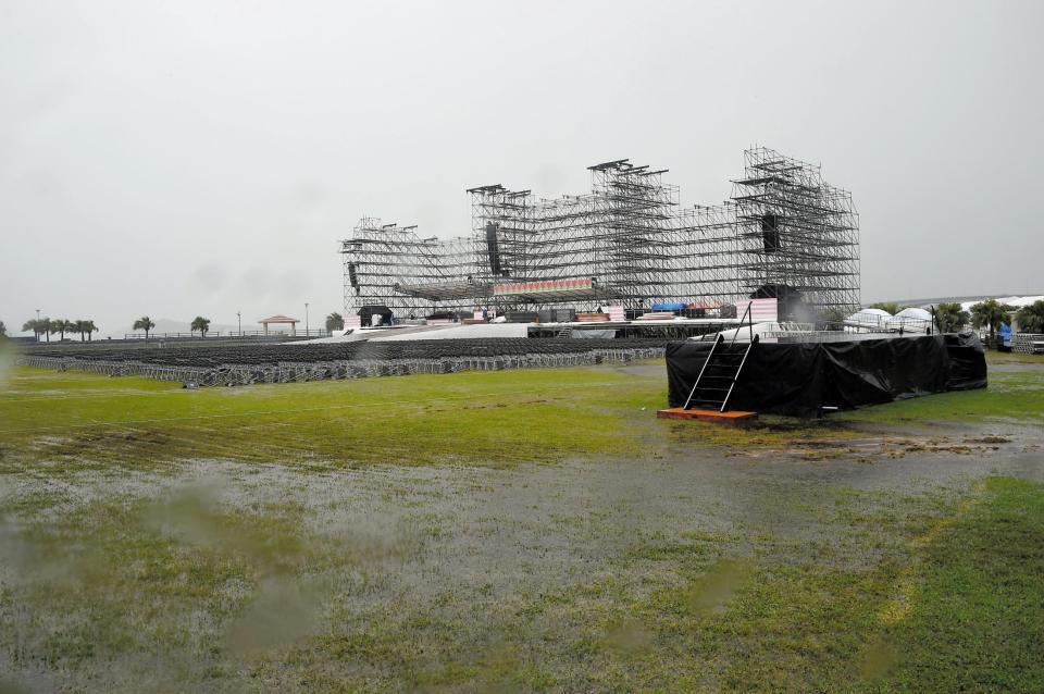 解体が進むステージ＝沖縄県豊崎海浜公園豊崎美らＳＵＮビーチ　１７日午後（撮影・堀内翔）