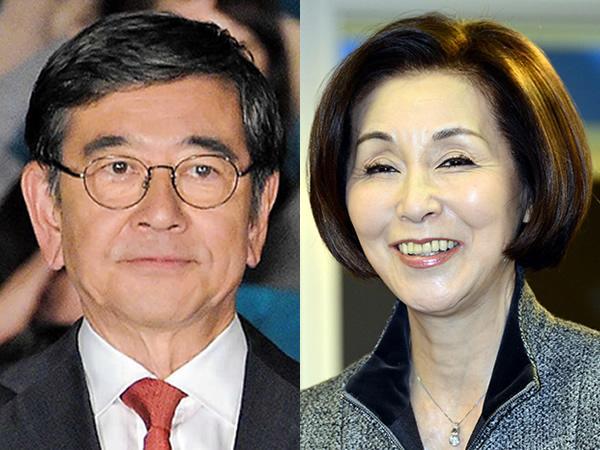 石坂浩二（左）と野際陽子さん