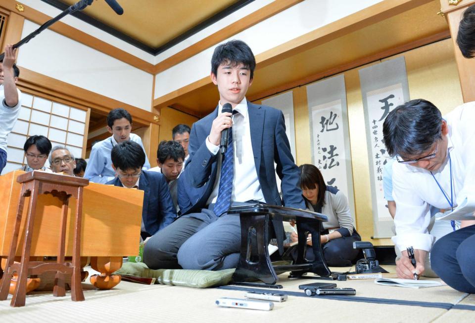 　公式戦連勝記録を「２７」に更新し、報道陣の質問に答える藤井聡太四段