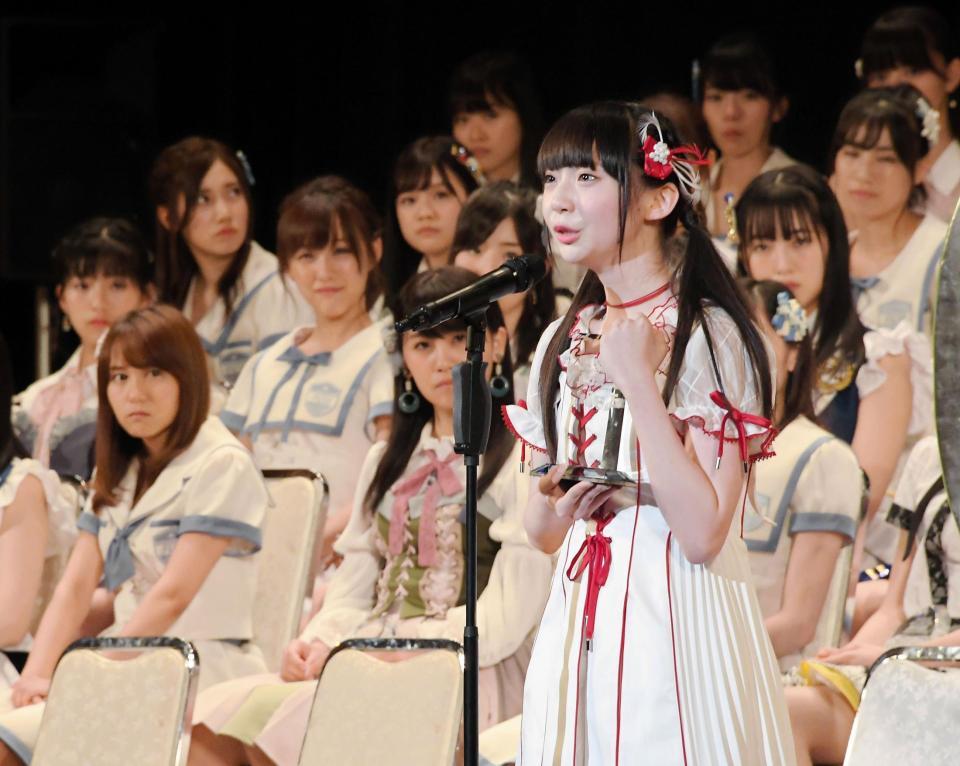 ５位となりスピーチする荻野由佳＝沖縄県豊見城市立中央公民館