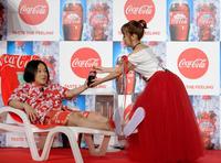 イベントで永野（左）にコカ・コーラのボトルを渡す高橋みなみ＝東京・ベルサール六本木（撮影・開出牧）
