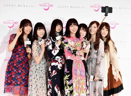 　自撮り棒で記念写真を撮る乃木坂４６の（左から）新内眞衣、堀未央奈、齋藤飛鳥、西野七瀬、高山一実、白石麻衣、松村沙友理＝ＦＵＪＩＳＯＦＴアキバホール（撮影・園田高夫）