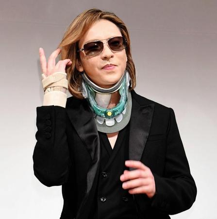 治療器具を付け会見するＸ　ＪＡＰＡＮのＹＯＳＨＩＫＩ＝東京都のザ・リッツ・カールトン（撮影・棚橋慶太）