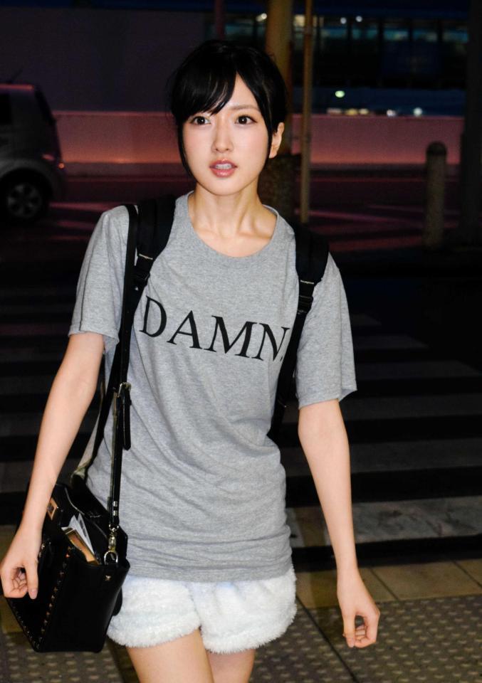 　スラングＴシャツ姿の須藤凜々花