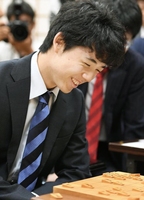 　将棋の公式戦連勝記録で歴代最多に並ぶ28連勝を達成し、感想戦で笑顔を見せる藤井聡太四段＝21日午後、大阪市の関西将棋会館