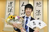 　将棋の公式戦連勝記録で歴代最多に並ぶ28連勝を達成し、記念撮影で笑顔の藤井聡太四段＝21日午後、大阪市の関西将棋会館