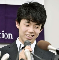 　将棋の公式戦連勝記録で歴代最多に並ぶ28連勝を達成し、記者会見する藤井聡太四段＝21日午後、大阪市の関西将棋会館