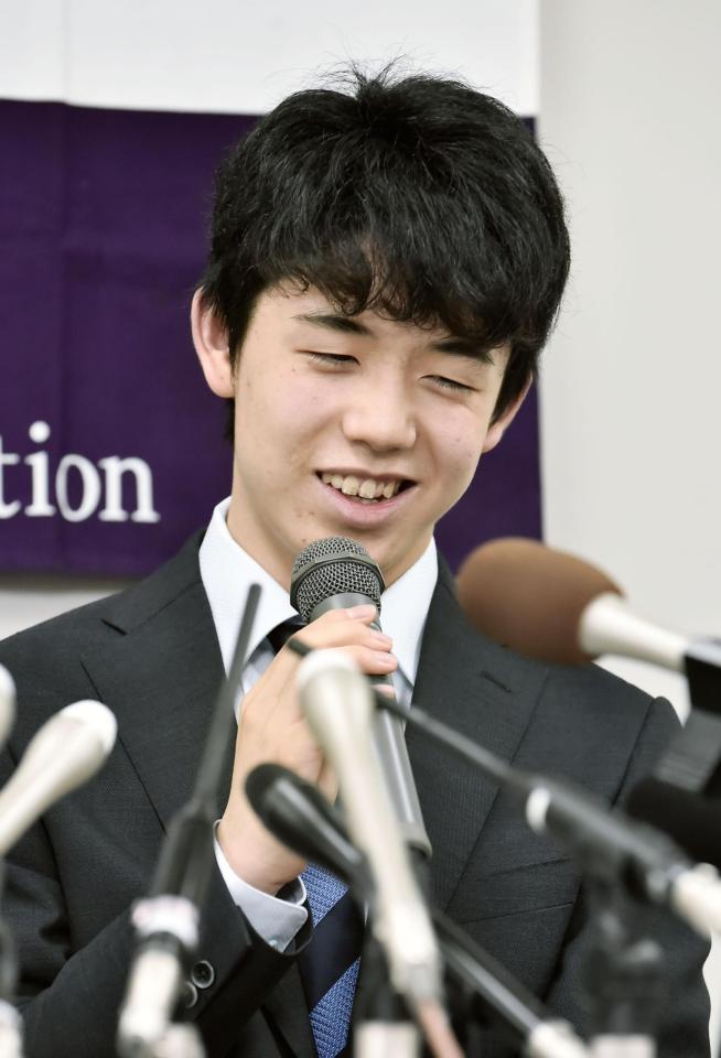 　将棋の公式戦連勝記録で歴代最多に並ぶ28連勝を達成し、記者会見する藤井聡太四段＝21日午後、大阪市の関西将棋会館