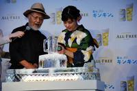 氷のジョッキ作りに挑戦した高畑充希＝ヒルトン東京お台場