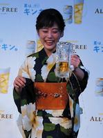 氷のジョッキから飲料がこぼれるハプニングにも笑顔の高畑充希＝ヒルトン東京お台場