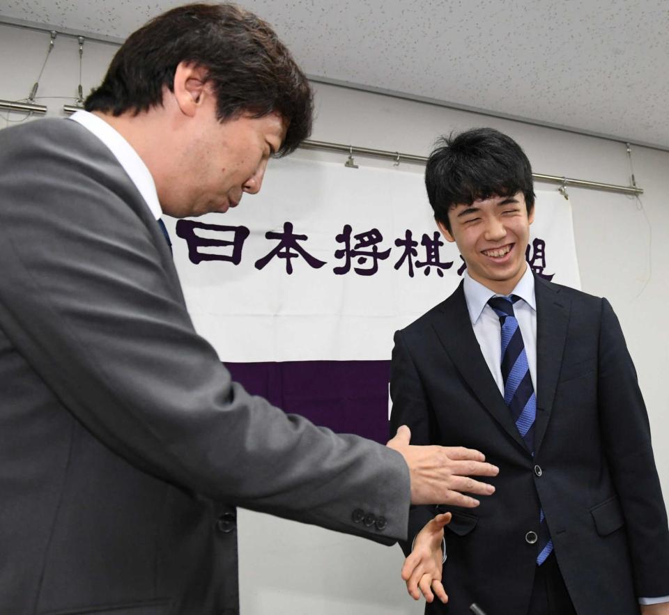 　杉本昌隆七段（左）と藤井聡太四段＝関西将棋会館（撮影・田中太一）