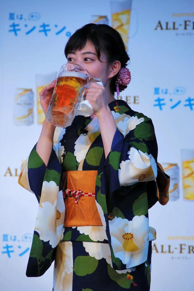 氷のジョッキを楽しむ高畑充希＝ヒルトン東京お台場