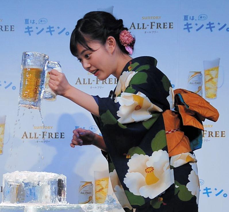 氷のジョッキから飲料がこぼれ驚く高畑充希＝ヒルトン東京お台場