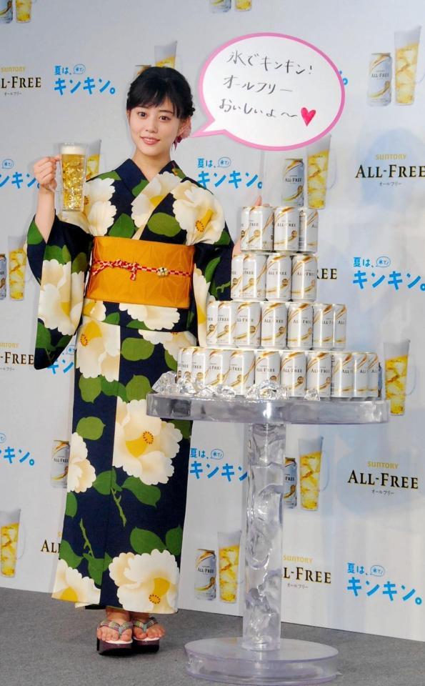 氷のジョッキから飲料がこぼれるハプニングにも笑顔だった高畑充希＝ヒルトン東京お台場