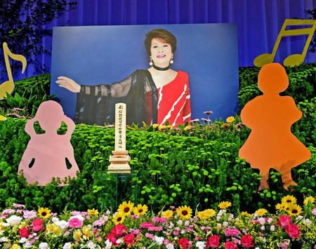 　ペギー葉山さんの遺影が飾られた祭壇＝帝国ホテル（撮影・中田匡峻）