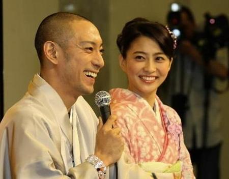 　婚約会見での市川海老蔵（左）と麻央さん＝2010年1月29日