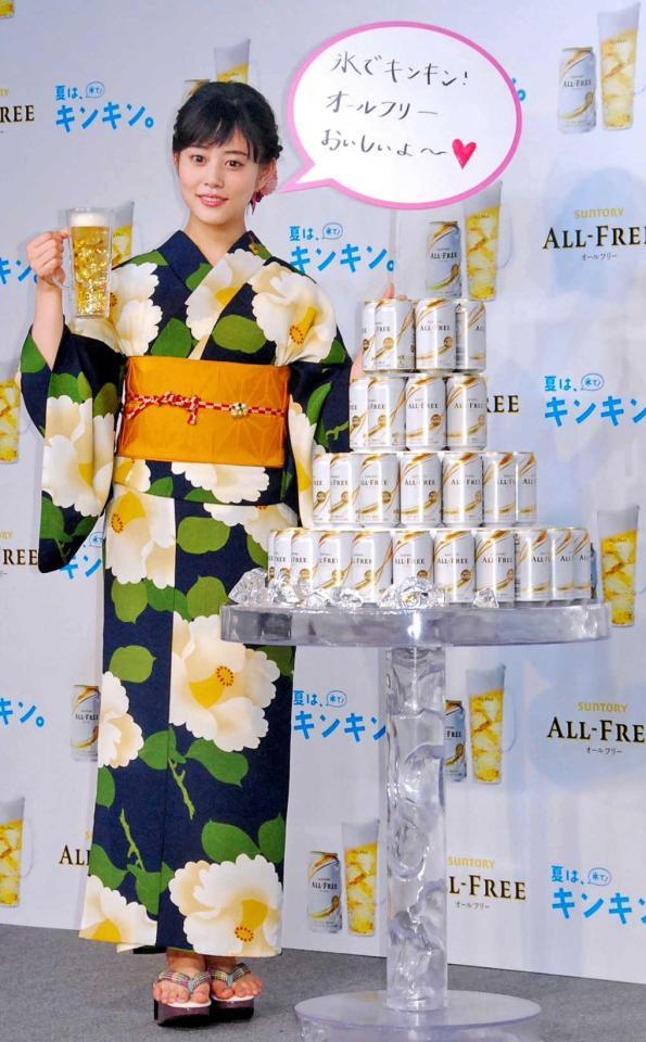 　氷のジョッキから飲料がこぼれるハプニングにも笑顔だった高畑充希＝ヒルトン東京お台場