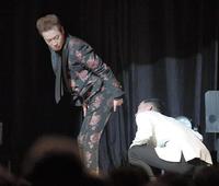 足を上げた後、ズボン破れてないかｒチェックする田原俊彦＝東京・品川プリンスホテル　ステラボール（撮影・金田祐二）