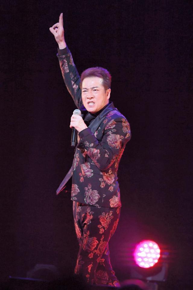 新曲を披露する田原俊彦＝東京・品川プリンスホテル　ステラボール（撮影・金田祐二）