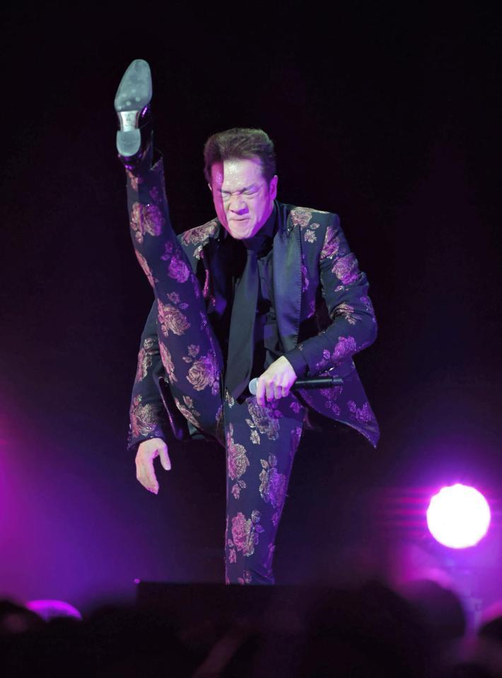 ステージで足を高く上げる田原俊彦＝東京・品川プリンスホテル　ステラボール（撮影・金田祐二）