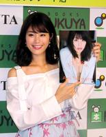 １ｓｔ写真集の発売イベントを開催した稲村亜美＝東京・福家書店新宿サブナード店