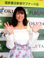 １ｓｔ写真集の発売イベントを開催した稲村亜美＝東京・福家書店新宿サブナード店